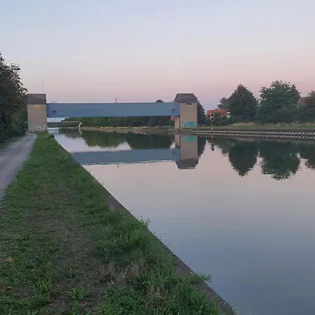 Direkt Am Kanal.