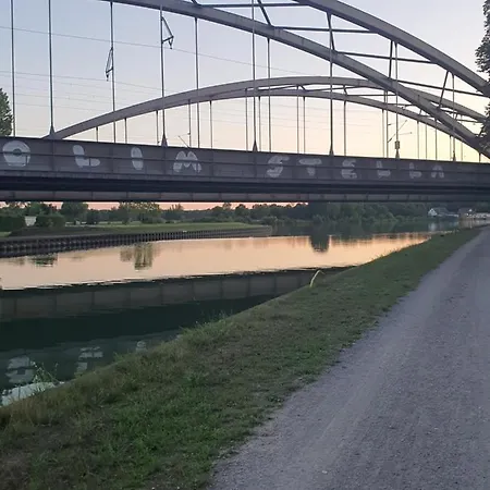 Apartment Direkt Am Kanal. Seelze